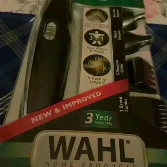 Triple play groomer . New in package , batteries required not included . - Picture 3 of 5